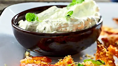 Heldenhafter Frischkäsedip Rezept - Foto: LECKER @ Bauer Media Group