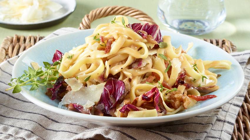 Herbstliche Radicchio-Orangen-Nudeln Rezept - Foto: House of Food / Bauer Food Experts KG