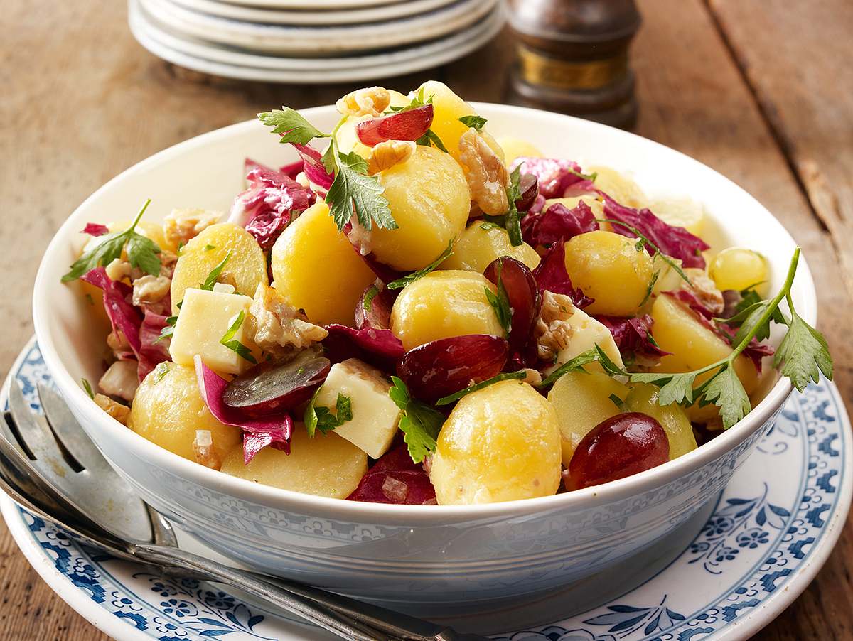 Herbstlicher Kartoffelsalat mit Nuss-Vinaigrette Rezept