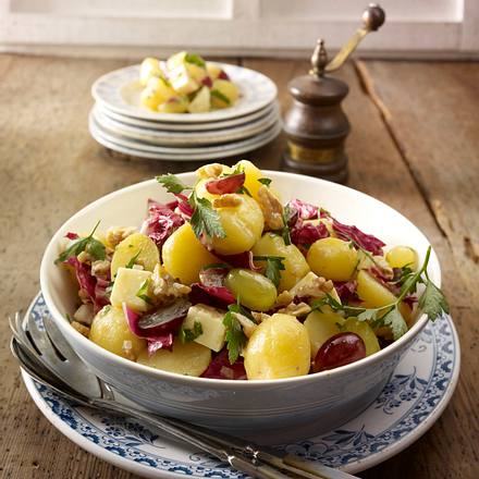 Herbstlicher Kartoffelsalat mit Nuss-Vinaigrette Rezept Herbstlicher Kartoffelsalat mit Nuss-Vinaigrette Rezept