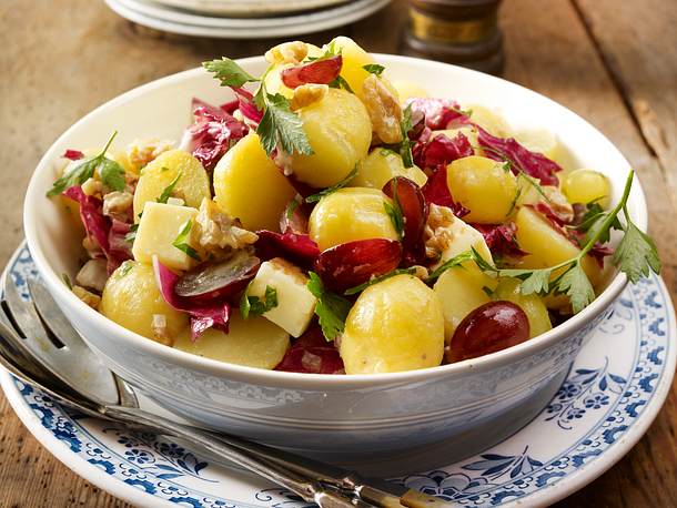Herbstlicher Kartoffelsalat mit Nuss-Vinaigrette Rezept Herbstlicher Kartoffelsalat mit Nuss-Vinaigrette Rezept