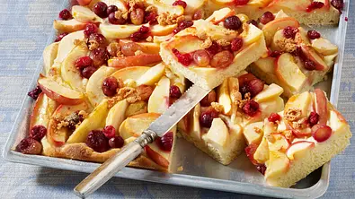Herbstlicher Marzipan-Obstkuchen Rezept - Foto: LECKER @ Bauer Media Group