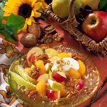 Herbstlicher Obstsalat mit karamellisierten Walnüss Rezept Herbstlicher Obstsalat mit karamellisierten Walnüss Rezept