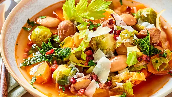 Bunte Gemüsesuppe mit Rosenkohl, Möhren, Bohnen und Kohl, garniert mit Selleriegrün, Speckwürfeln und Parmesan. - Foto: LECKER @ Bauer Media Group Bunte Gemüsesuppe mit Rosenkohl, Möhren, Bohnen und Kohl, garniert mit Selleriegrün, Speckwürfeln und Parmesan. - Foto: LECKER @ Bauer Media Group