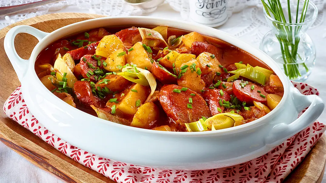 Herbstliches Gemüse-Wurst-Gulasch Rezept - Foto: LECKER @ Bauer Media Group