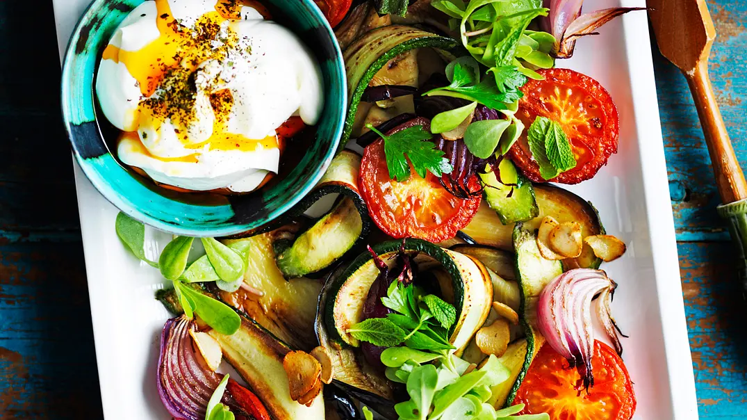 Herbstsalat aus geröstetem Gemüse Rezept - Foto: LECKER @ Bauer Media Group Herbstsalat aus geröstetem Gemüse Rezept - Foto: LECKER @ Bauer Media Group
