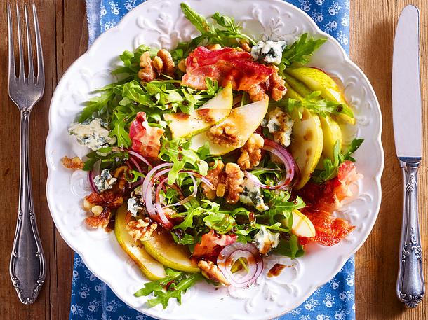 Herbstsalat mit Birnen, Walnüssen & Bacon Rezept Herbstsalat mit Birnen, Walnüssen & Bacon Rezept