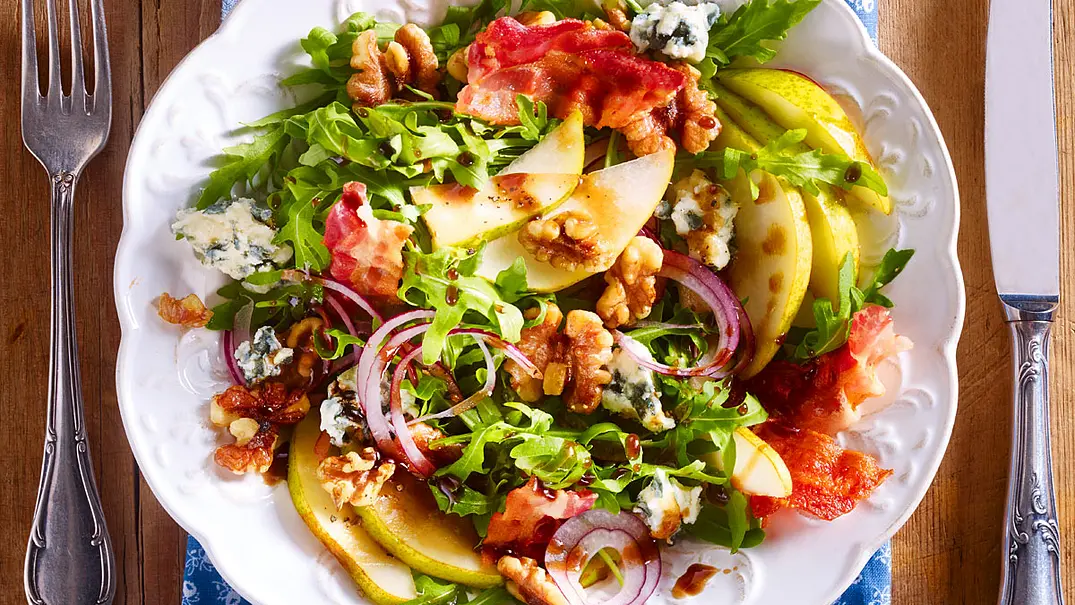 Herbstsalat mit Birnen, Walnüssen & Bacon Rezept - Foto: LECKER @ Bauer Media Group Herbstsalat mit Birnen, Walnüssen & Bacon Rezept - Foto: LECKER @ Bauer Media Group