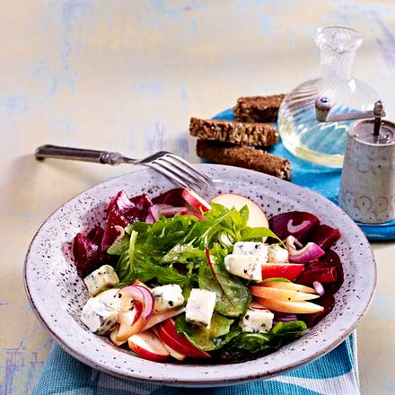 Herbstsalat mit Rote Bete, Äpfeln und Gorgonzola Rezept