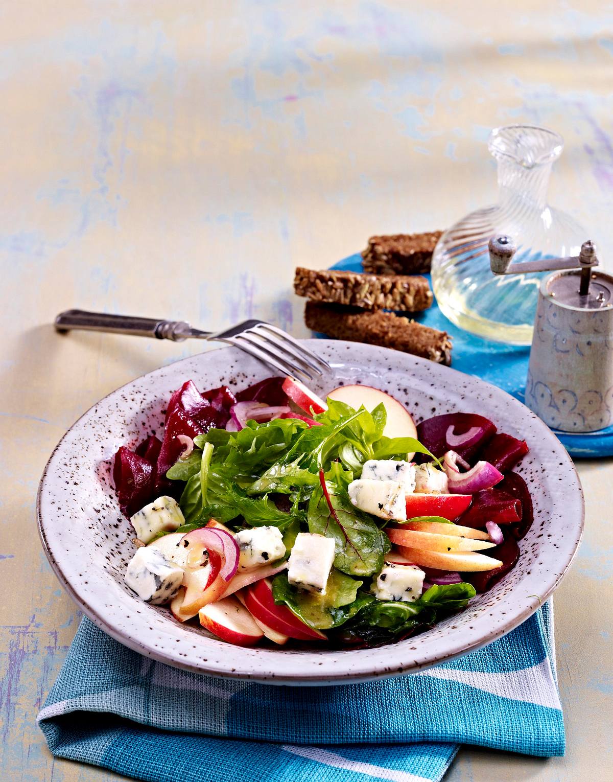 Herbstsalat mit Rote Bete, Äpfeln und Gorgonzola Rezept