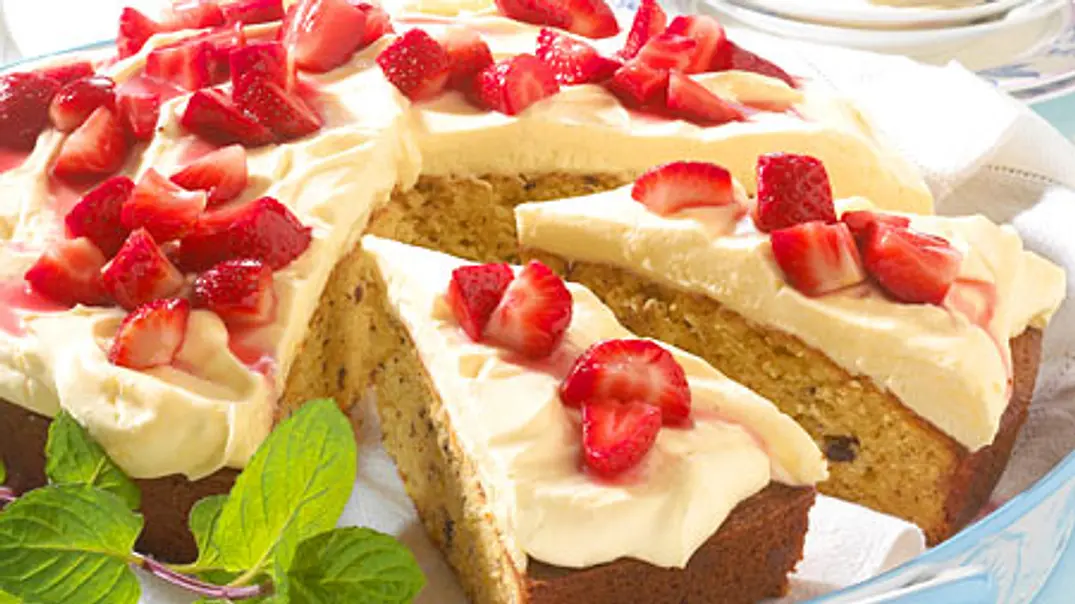 Hermann-Kuchen mit Erdbeeren - Foto: LECKER @ Bauer Media Group Hermann-Kuchen mit Erdbeeren - Foto: LECKER @ Bauer Media Group