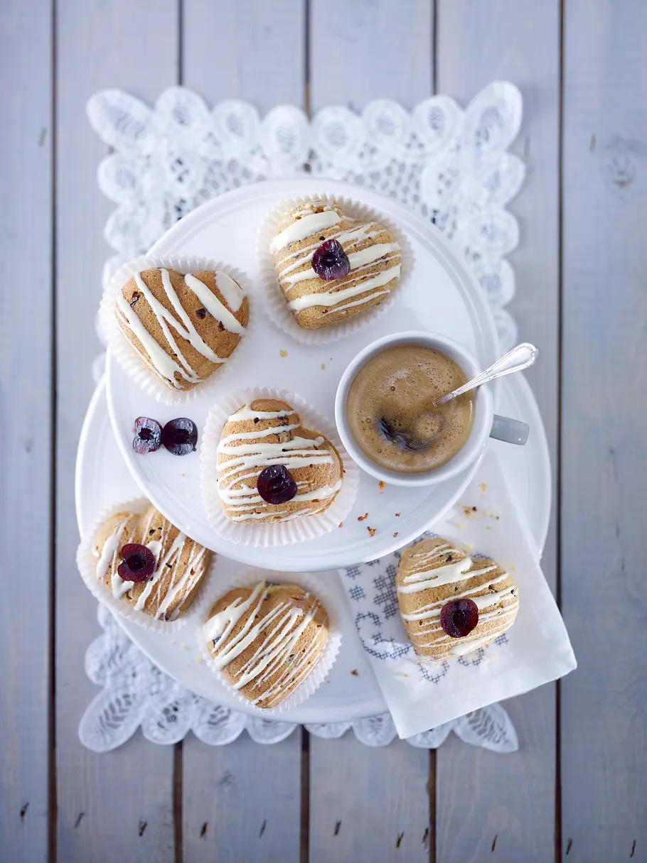 Herz-Muffins mit Amarenakirschen und Schokostückchen Rezept Herz-Muffins mit Amarenakirschen und Schokostückchen Rezept
