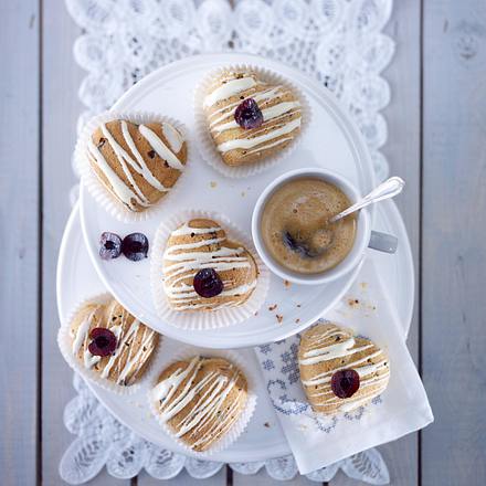 Herz-Muffins mit Amarenakirschen und Schokostückchen Rezept Herz-Muffins mit Amarenakirschen und Schokostückchen Rezept