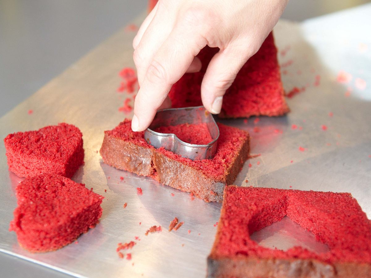 Herzchen für Valentinstagskuchen ausstechen