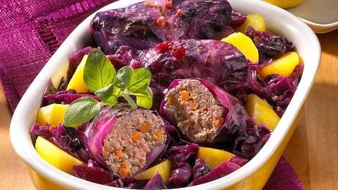 Herzhaft Rotkohlrouladen Rezept - Foto: House of Food / Bauer Food Experts KG