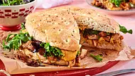 Herzhafte Brottorte mit Hähnchen Rezept - Foto: LECKER @ Bauer Media Group