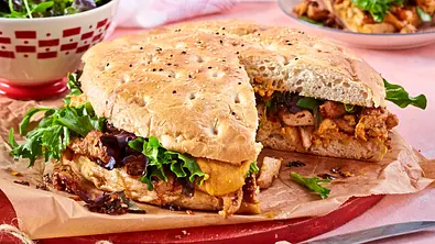 Herzhafte Brottorte mit Hähnchen Rezept - Foto: LECKER @ Bauer Media Group Herzhafte Brottorte mit Hähnchen Rezept - Foto: LECKER @ Bauer Media Group