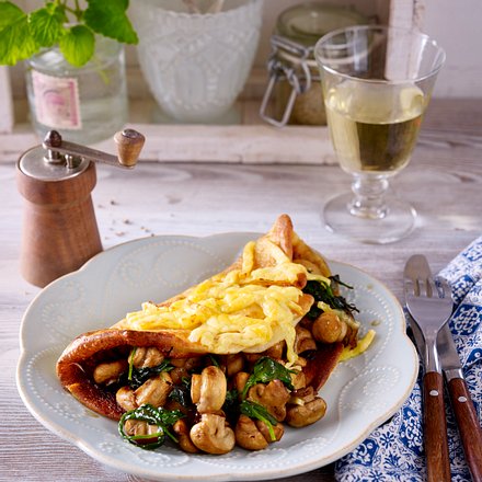 Herzhafte Dinkelpfannkuchen-Lasagne mit Spinat-Champignon-Füllung Rezept Herzhafte Dinkelpfannkuchen-Lasagne mit Spinat-Champignon-Füllung Rezept
