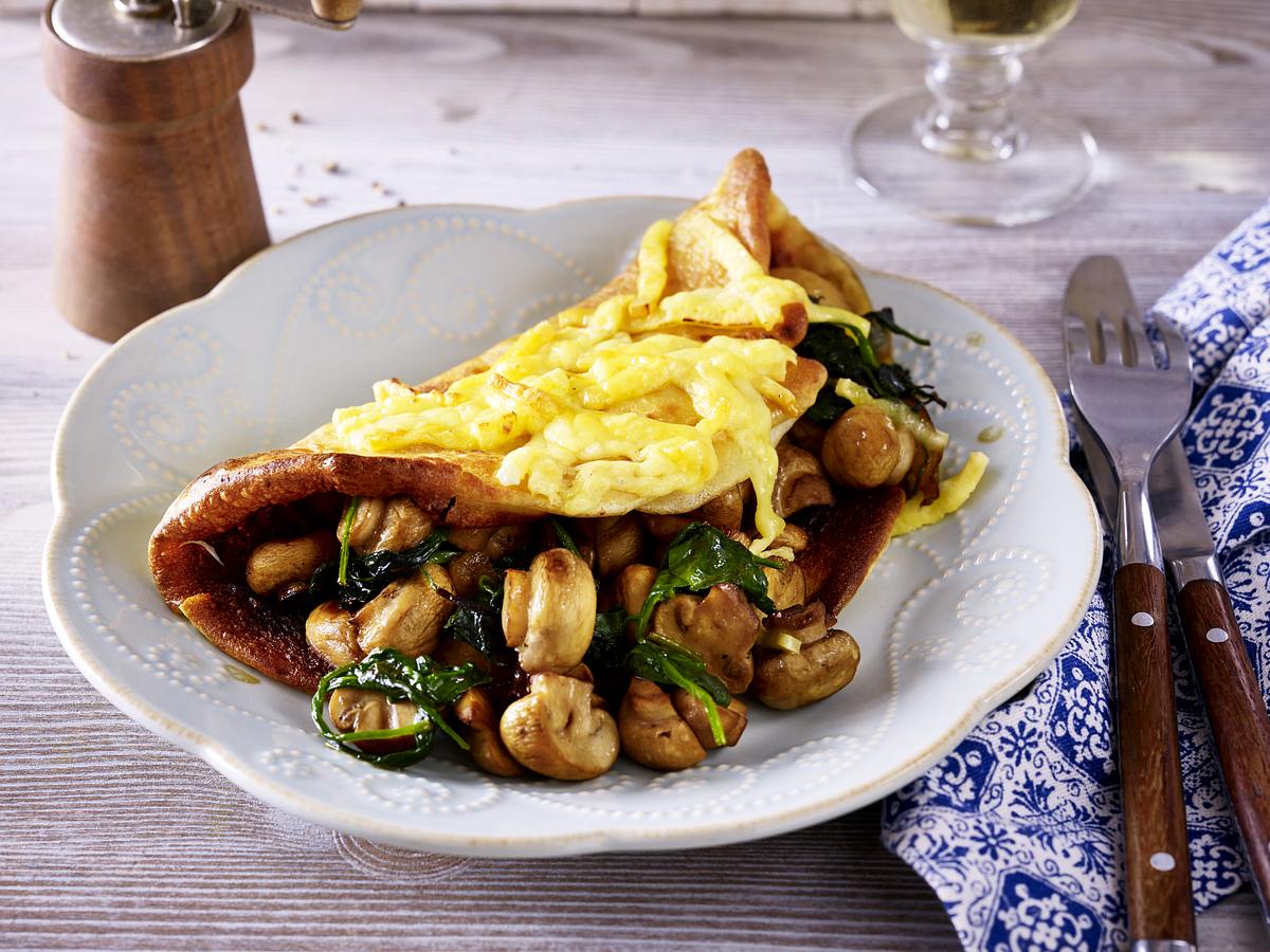 Herzhafte Dinkelpfannkuchen-Lasagne mit Spinat-Champignon-Füllung Rezept