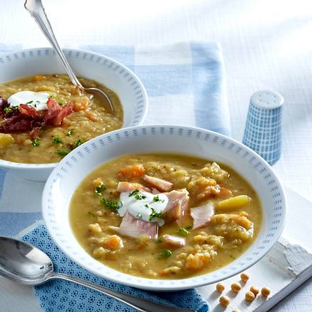 Herzhafte Erbsensuppe mit Katenschinken und geräucherter Forelle Rezept