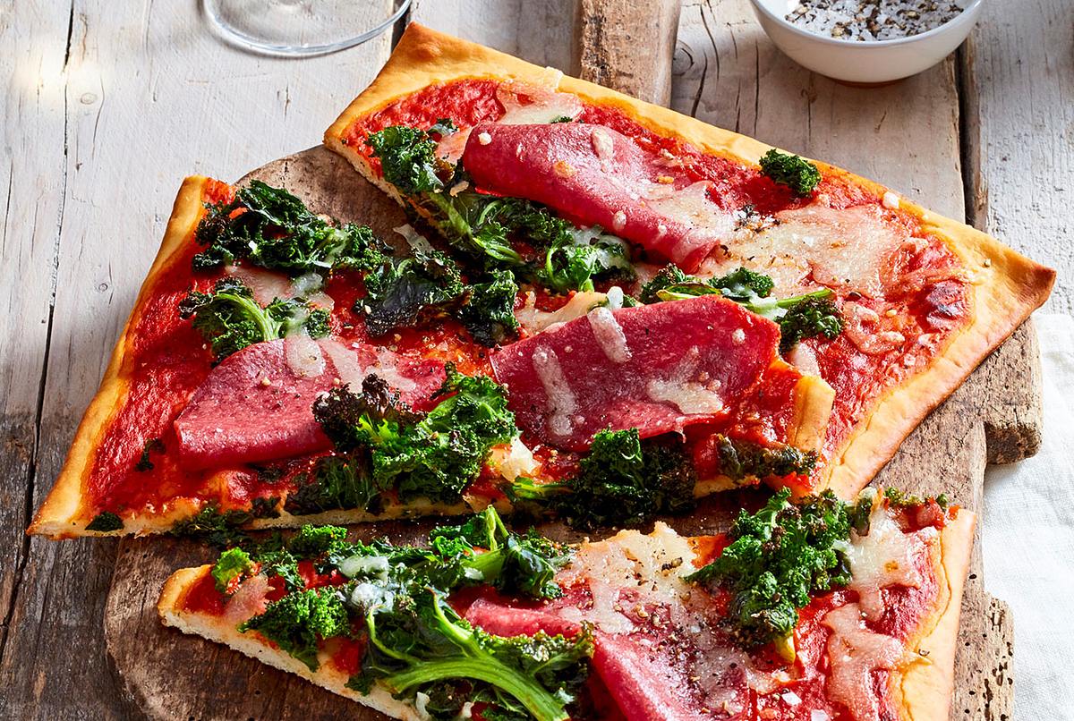 Herzhafte Grünkohl-Pizza mit Salami Rezept