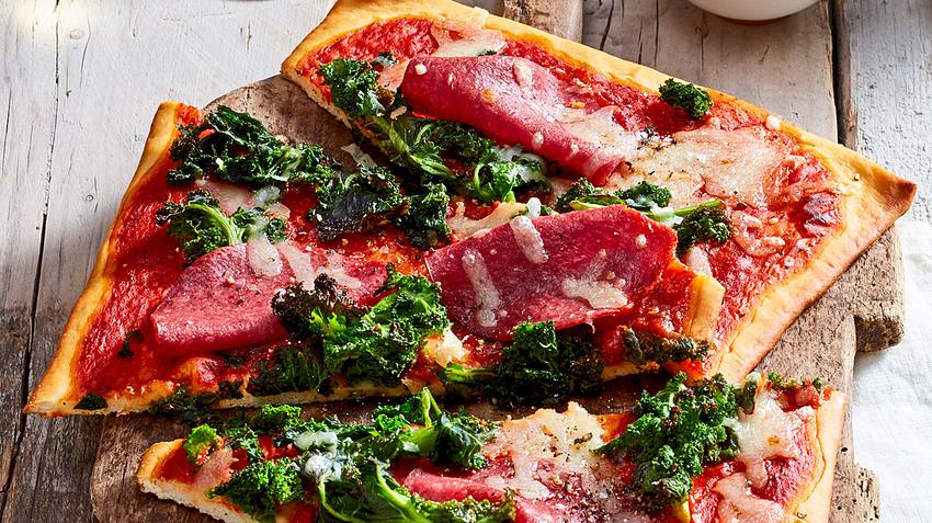 Herzhafte Grünkohl-Pizza mit Salami Rezept - Foto: House of Food / Bauer Food Experts KG