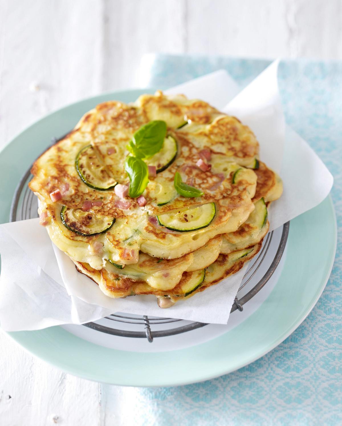 Herzhafte Küchlein mit Zucchini, Schinken, Basilikum und Ricotta (vier mal anders) Rezept