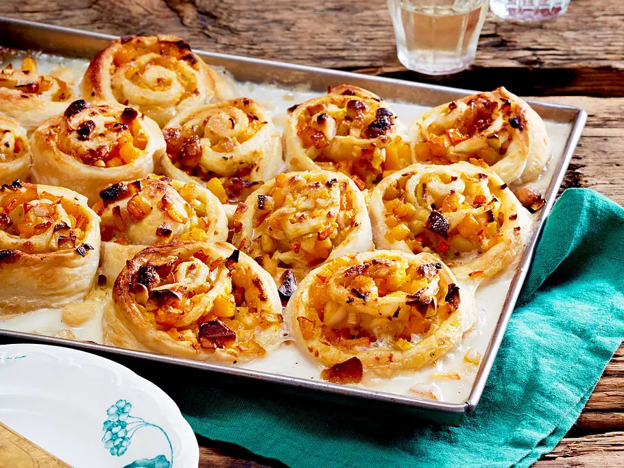 Herzhafte Kürbis-Schnecken Rezept Ein Blech mit 11 Kürbis-Schnecken.