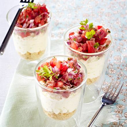 Herzhafte Mascarpone-Sahne mit Schinken-Tomatensalsa aus dem Gläschen Rezept Herzhafte Mascarpone-Sahne mit Schinken-Tomatensalsa aus dem Gläschen Rezept
