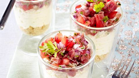 Herzhafte Mascarpone-Sahne mit Schinken-Tomatensalsa aus dem Gläschen Rezept - Foto: House of Food / Bauer Food Experts KG
