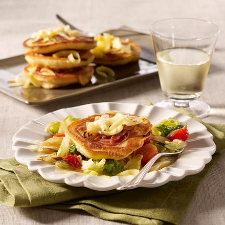 Herzhafte Pancakes mit Chinakohl-Tomaten-Gemüse Rezept