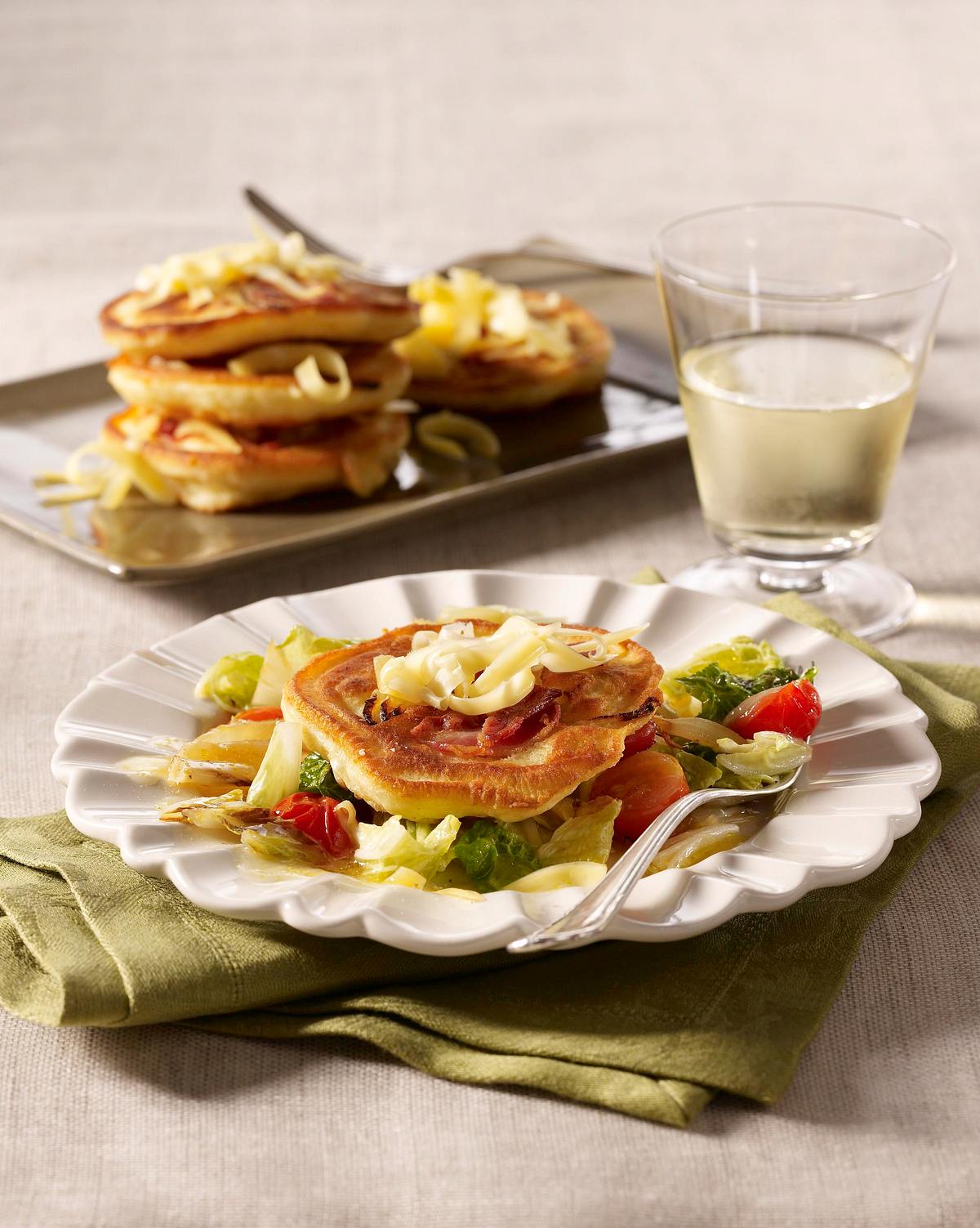 Herzhafte Pancakes mit Chinakohl-Tomaten-Gemüse Rezept