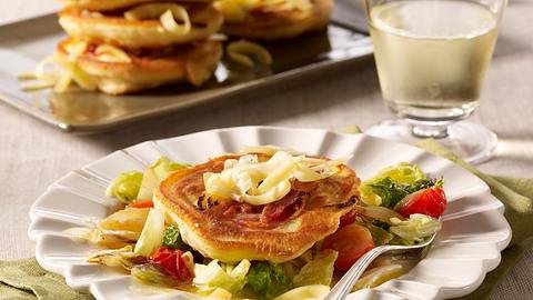Herzhafte Pancakes mit Chinakohl-Tomaten-Gemüse Rezept - Foto: House of Food / Bauer Food Experts KG