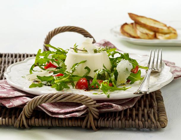 Herzhafte Panna Cotta auf Tomaten-Rauke-Salat Rezept Herzhafte Panna Cotta auf Tomaten-Rauke-Salat Rezept