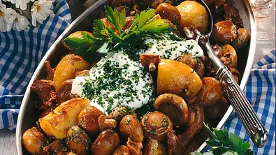 Herzhafte Pilz-Kartoffel-Pfanne Rezept - Foto: LECKER @ Bauer Media Group