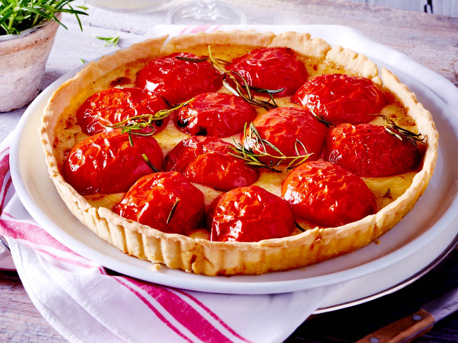 Herzhafte Tarte mit Tomaten und Comté Rezept | LECKER