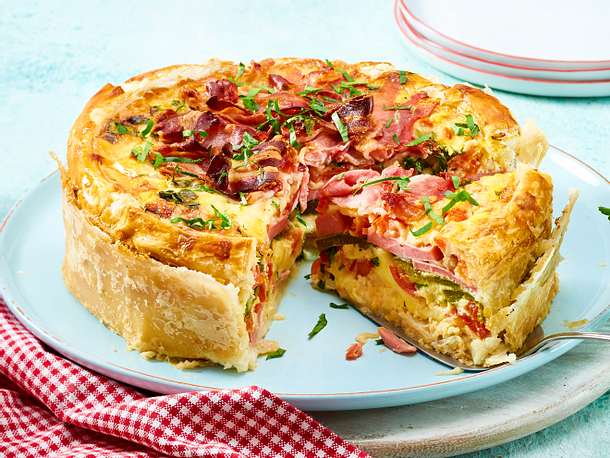 Herzhafte Torte mit Fleischwurst, Paprika und Tomaten Rezept Herzhafte Torte mit Fleischwurst, Paprika und Tomaten Rezept