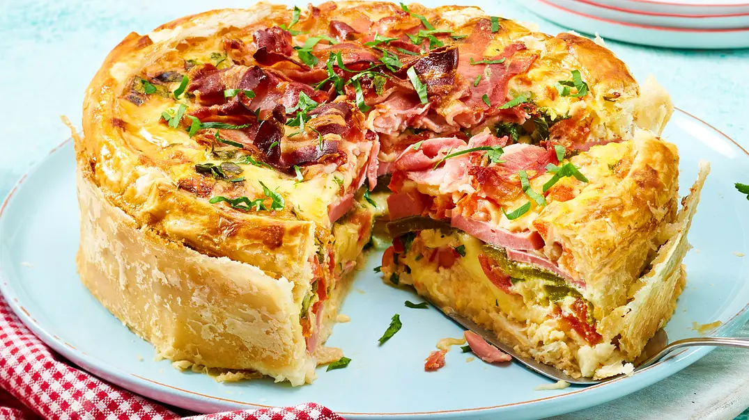 Herzhafte Torte mit Fleischwurst, Paprika und Tomaten Rezept - Foto: LECKER @ Bauer Media Group Herzhafte Torte mit Fleischwurst, Paprika und Tomaten Rezept - Foto: LECKER @ Bauer Media Group
