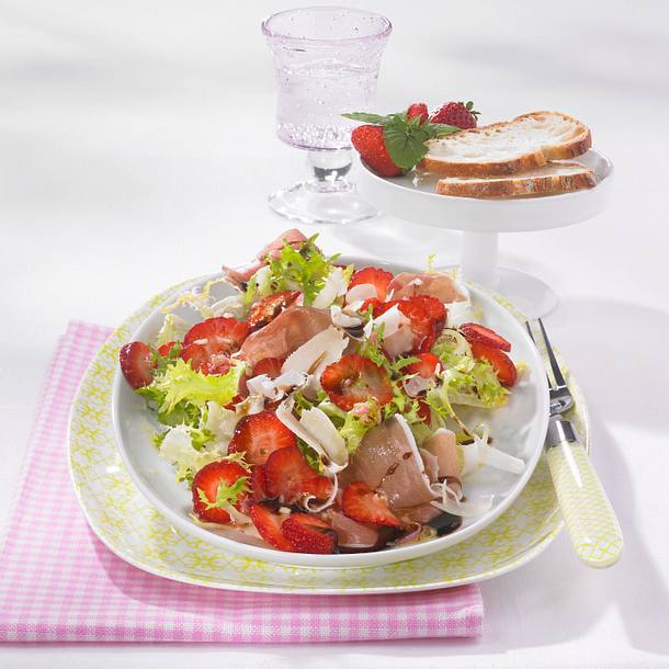 Herzhafter Erdbeersalat mit Balsamico-Creme Rezept Herzhafter Erdbeersalat mit Balsamico-Creme Rezept