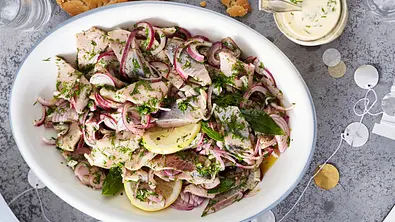 Herzhafter Matjes-Salat Rezept - Foto: LECKER @ Bauer Media Group