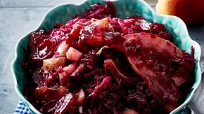 Herzhafter Rotkohl mit Birne und Speck Rezept - Foto: LECKER @ Bauer Media Group