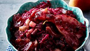 Herzhafter Rotkohl mit Birne und Speck Rezept - Foto: House of Food / Bauer Food Experts KG