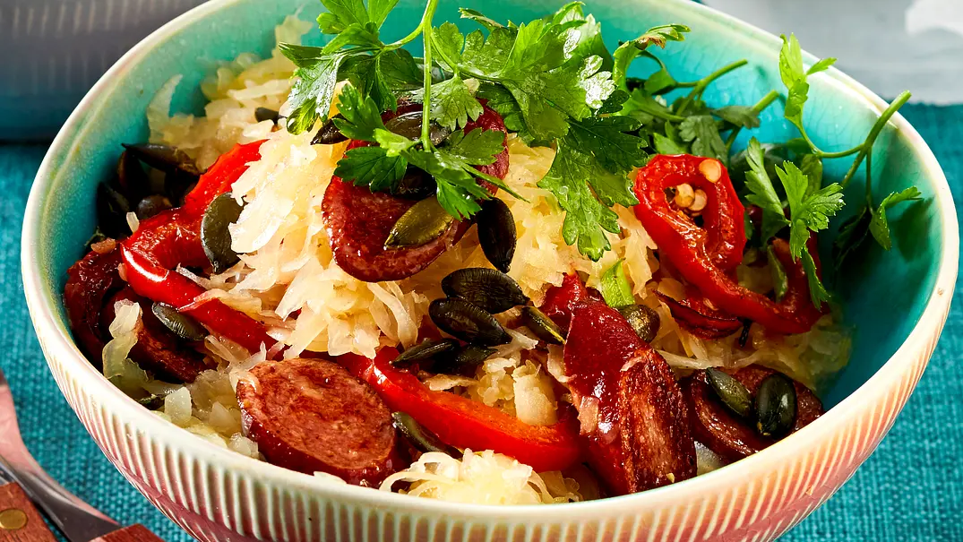 Herzhafter Sauerkrautsalat Rezept - Foto: LECKER @ Bauer Media Group Herzhafter Sauerkrautsalat Rezept - Foto: LECKER @ Bauer Media Group