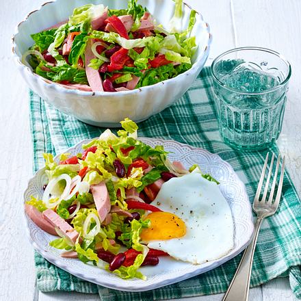Herzhafter Wurstsalat mit Spiegeleiern Rezept Herzhafter Wurstsalat mit Spiegeleiern Rezept