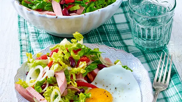 Herzhafter Wurstsalat mit Spiegeleiern Rezept - Foto: LECKER @ Bauer Media Group