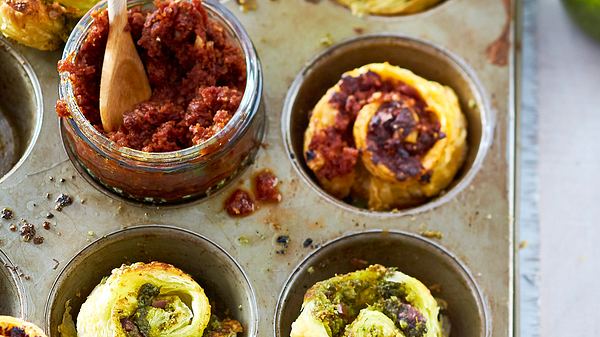 Herzhaft gefüllte Blätterteigschnecken in einem Muffinblech. - Foto: House of Food / Bauer Food Experts KG