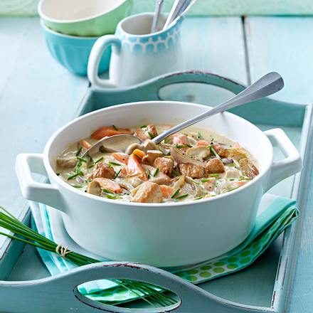 Herzhaftes Puten-Pilz-Gulasch mit Möhren Rezept Herzhaftes Puten-Pilz-Gulasch mit Möhren Rezept