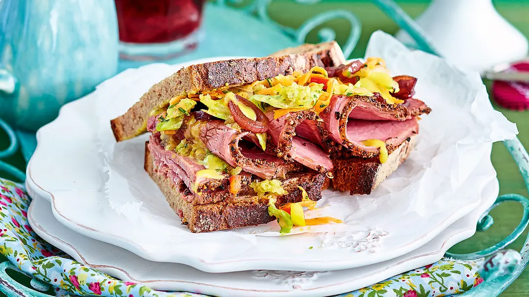 Herzhaftes Sandwich à la Pastrami Rezept - Foto: LECKER @ Bauer Media Group Herzhaftes Sandwich à la Pastrami Rezept - Foto: LECKER @ Bauer Media Group