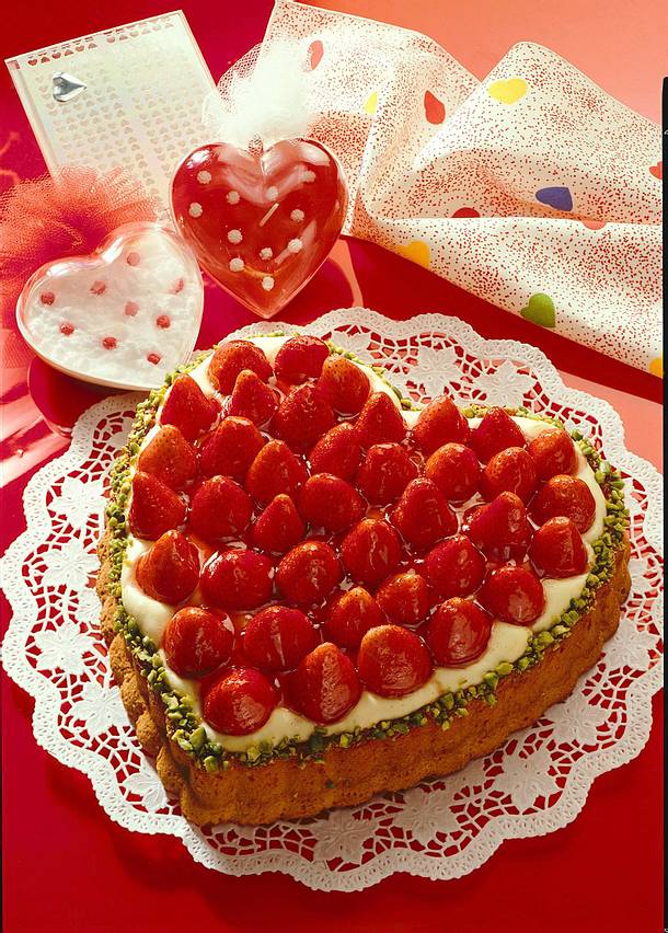 Herzkuchen mit Erdbeeren Rezept | LECKER