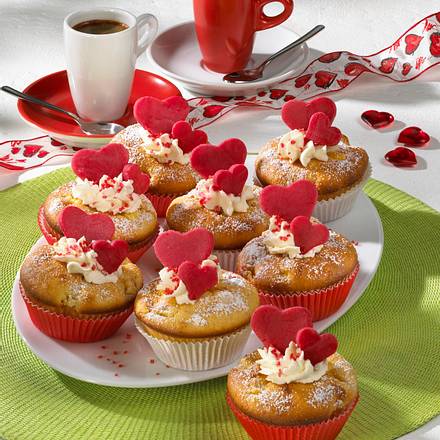 Herzmuffins mit Marzipanherzen Rezept Herzmuffins mit Marzipanherzen Rezept